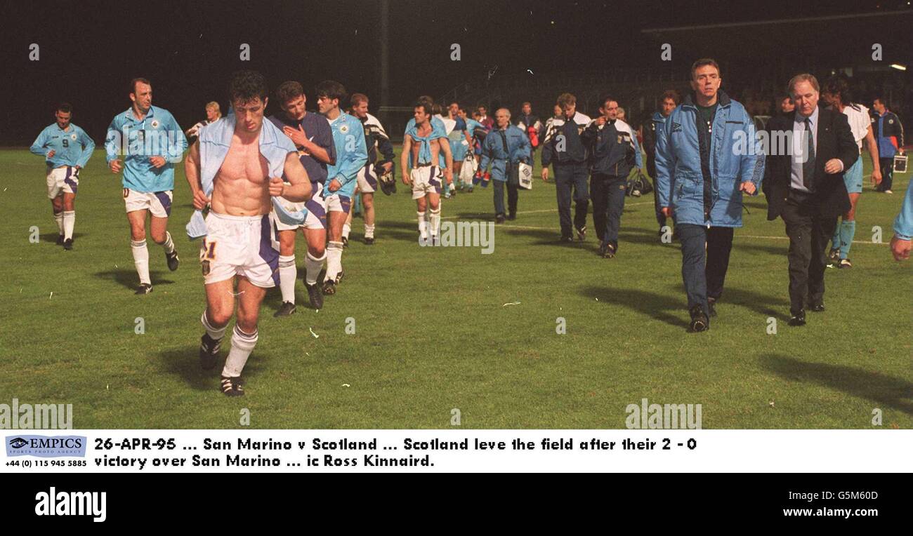 26-Apr-95, San Marino contro Scozia, Scozia si è levata in campo dopo la loro vittoria 2 - 0 su San Marino, ic Ross Kinnaird. Foto Stock