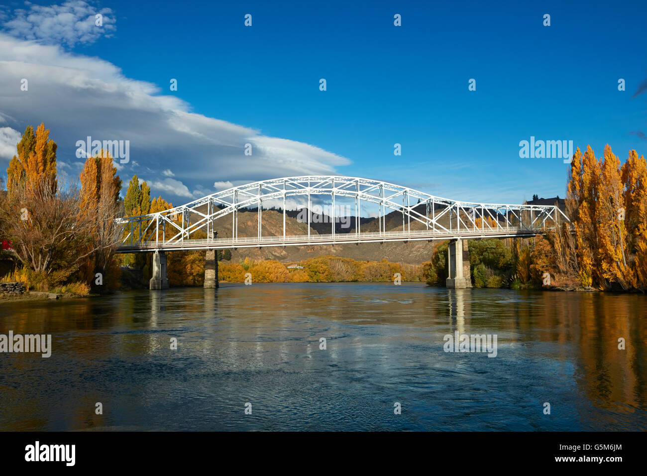 Ponte di Alexandra e Clutha River in autunno di Central Otago, Isola del Sud, Nuova Zelanda Foto Stock