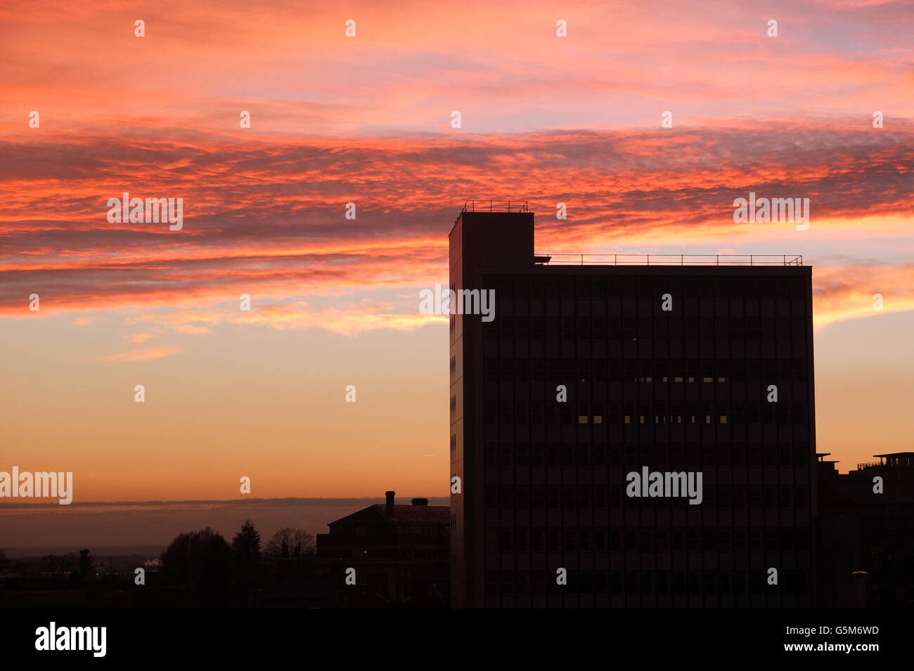 Questa sera il cielo si è trasformato in una brillante ombra di rosso Il sole tramonta sul centro di Nottingham Foto Stock