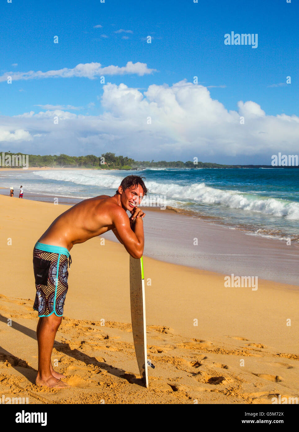 Skimboarder presso la grande spiaggia di Makena parco dello stato Foto Stock