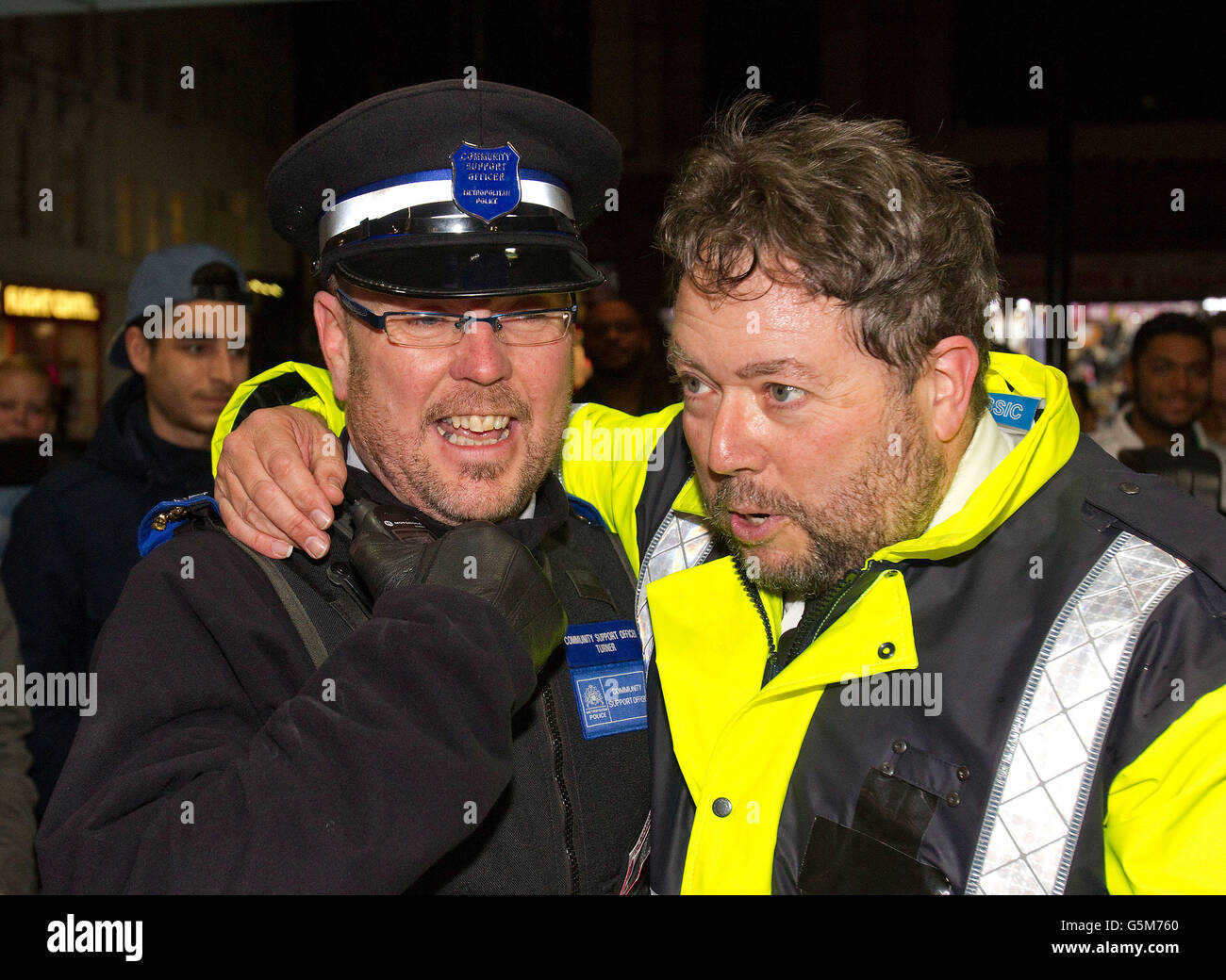 Il vero CSO e l'attore che gioca un poliziotto dopo un PR stunt a HMV in Oxford Street si mescola, Come Lee Nelson finse di rubare il suo DVD dal negozio e fu inseguito da un attore e corse fuori in Oxford St e fu catturato da un vero CSO. Foto Stock