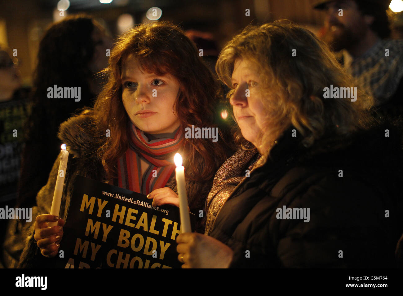 I manifestanti al di fuori della Leinster House, Dublino, in memoria di Savita Halappanavar, che morì il 28 ottobre 17 settimane in gravidanza dopo che lei ha portato male e successivamente ha sofferto di setticemia come suo marito, Praveen Halappanavar, sostiene che i medici si sono rifiutati di effettuare un aborto come battito cardiaco fetale era presente. Foto Stock