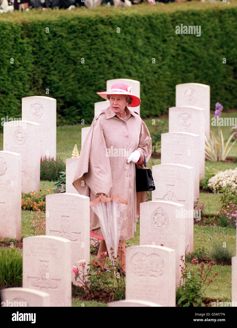 La Regina cammina attraverso le lapidi del cimitero di Bayeux dopo un servizio di commemorazione del D-day. Foto Stock