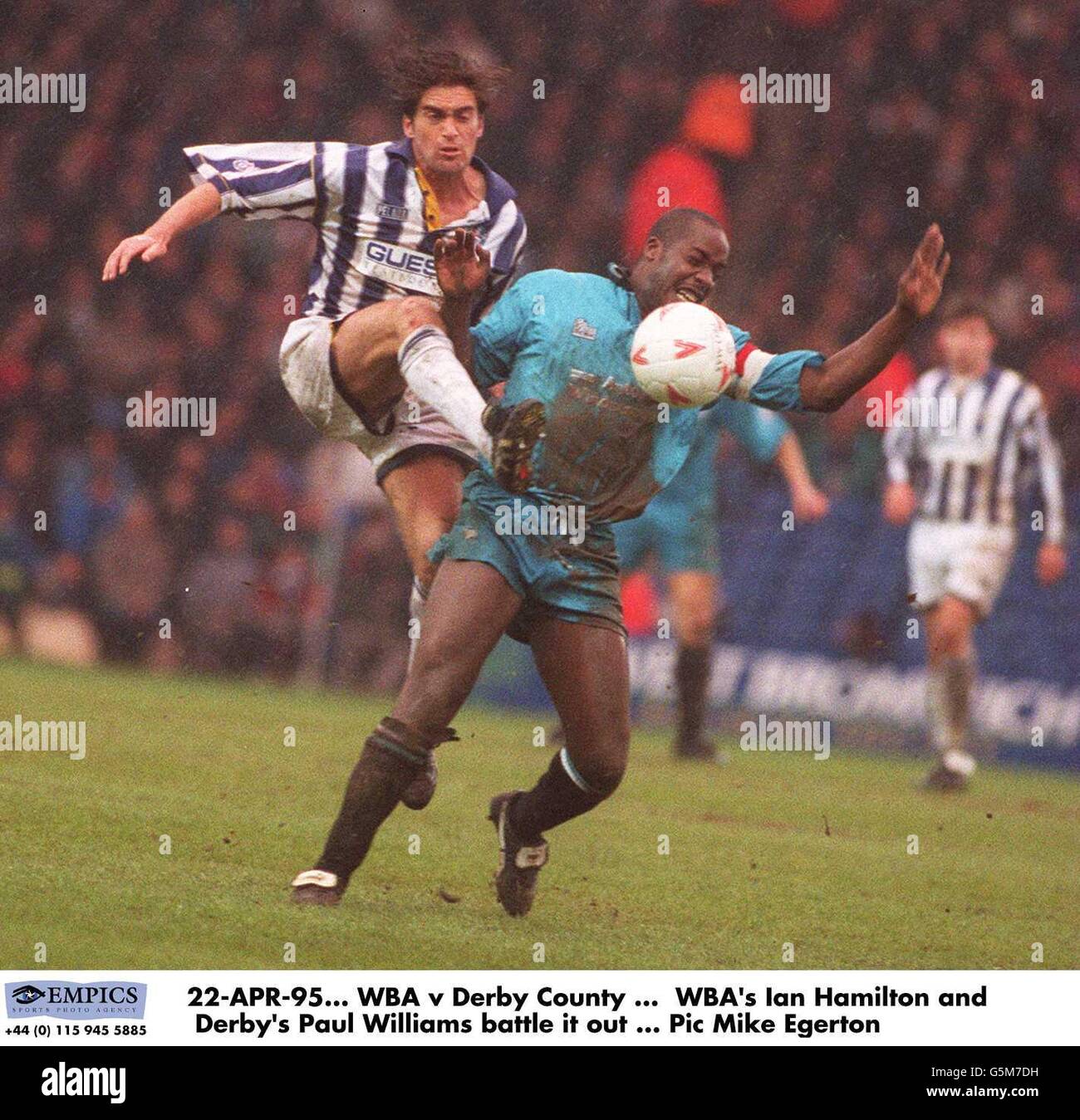 22-APR-95. WBA / Derby County ... Ian Hamilton di WBA e Paul Williams di Derby si scontrano Foto Stock