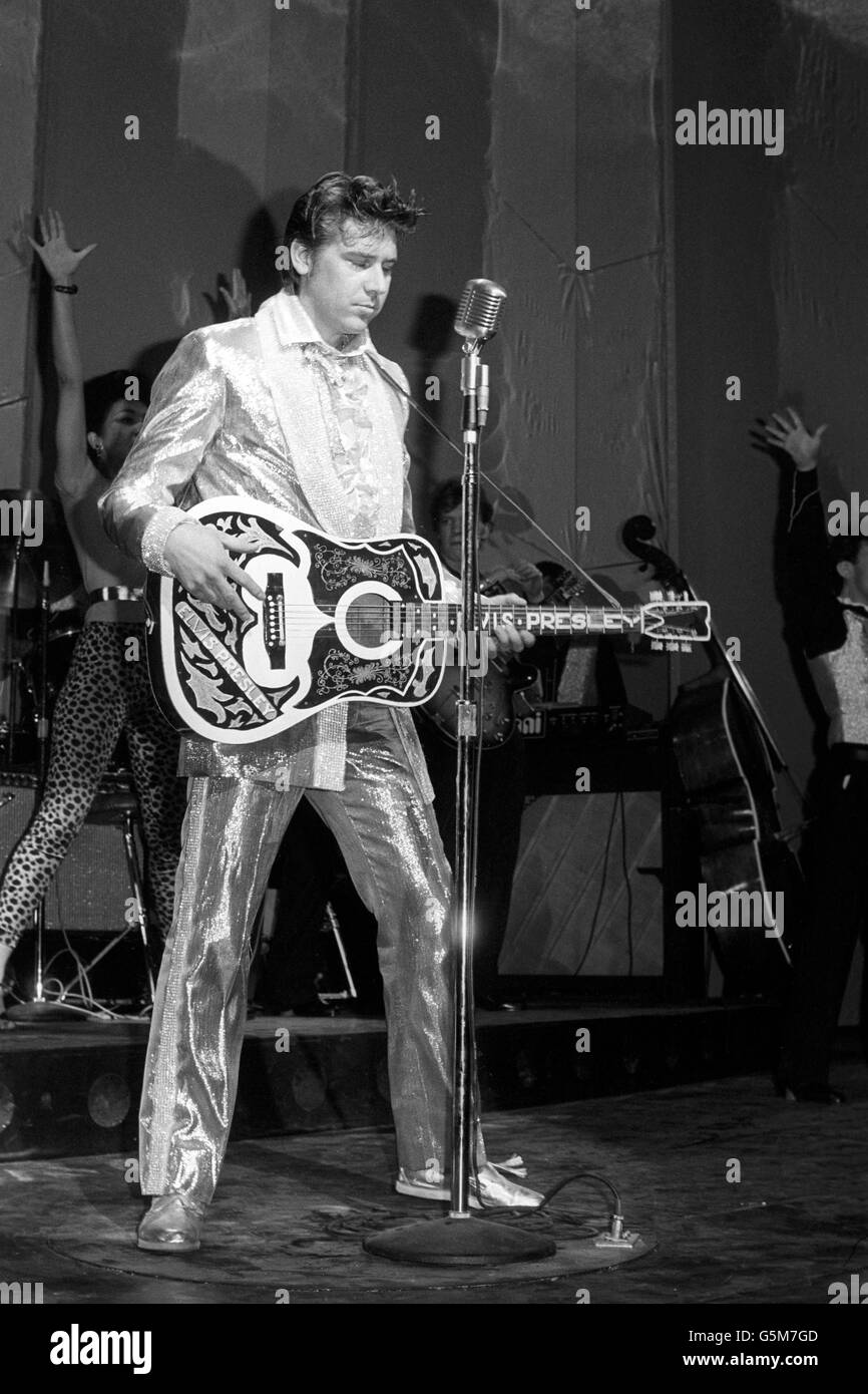 Il cantante rock gallese Shakin' Stevens all'Astoria Theatre di Charing Cross Road, Londra, durante le prove per un nuovo musical dal titolo 'Elvis'. Lo spettacolo coprirà la vita e la carriera del Re del Rock 'n' Roll, morto ad agosto, all'età di 42 anni. Shakin' Stevens suonerà Elvis durante i suoi anni '20 e sarà una delle tre versioni dell'ex star del canto. Foto Stock