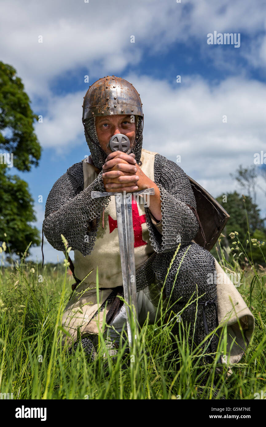 Un uomo vestito da cavalieri templari, Monastero Esrum, Zelanda  settentrionale. Danimarca Foto stock - Alamy