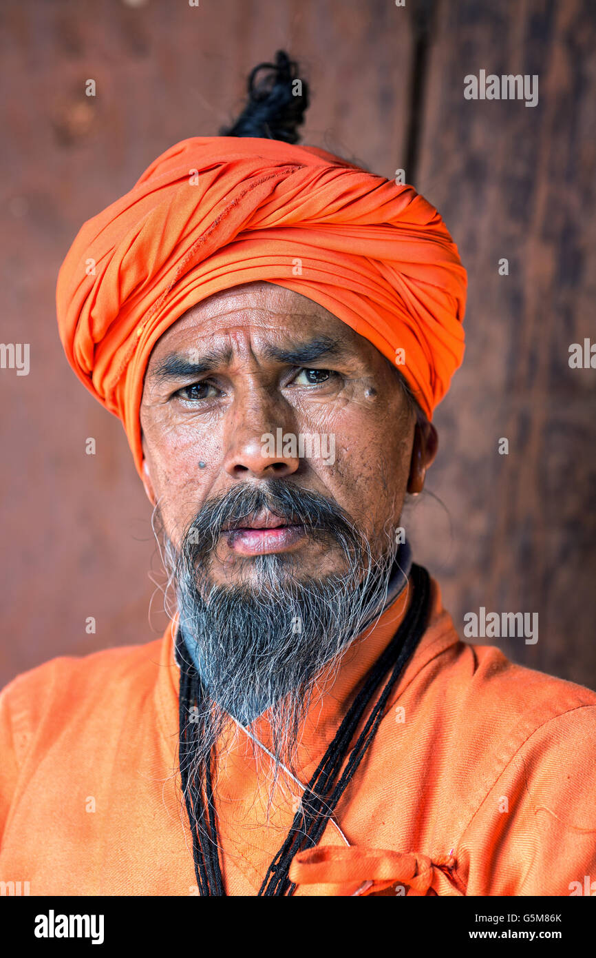 Ritratto di un anziano Sadhu, santo uomo, tempio di Pashupatinath, Kathmandu, Nepal Foto Stock