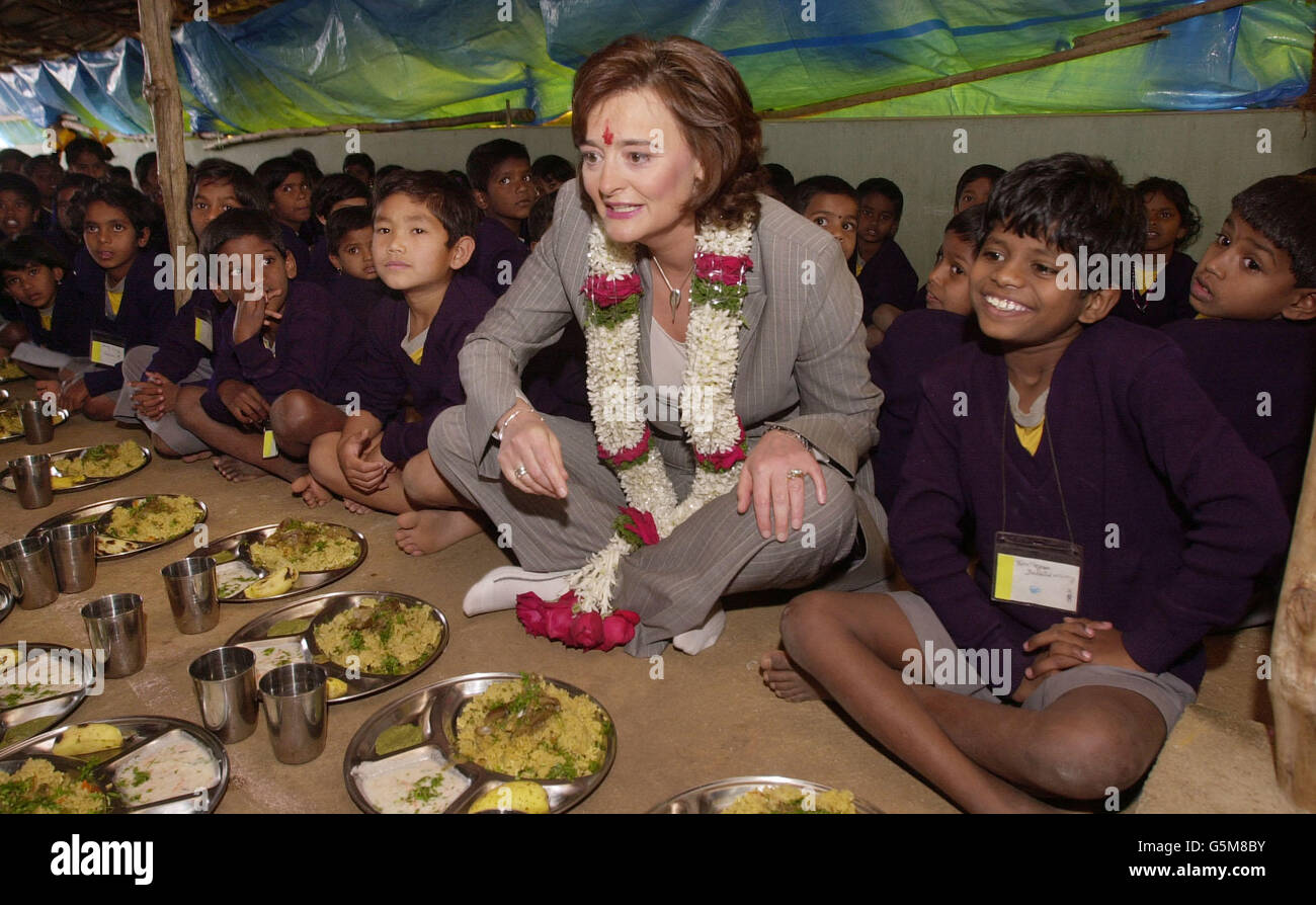 La moglie del primo ministro Cherie Blair visita Christel House a Bangalore, India - una scuola che aiuta i bambini orfani a rompere il ciclo della povertà e a diventare autosufficienti. La signora Blair accompagna il marito in un tour della regione. Foto Stock