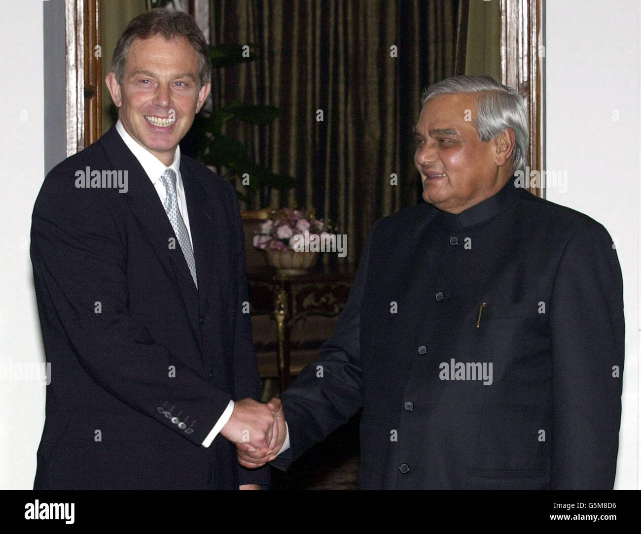 Il primo ministro britannico Tony Blair saluta il suo omologo indiano Atal Behari Vajpayee all'inizio dei colloqui volti a calmare l'attuale situazione tra India e Pakistan a Delhi, in India Foto Stock