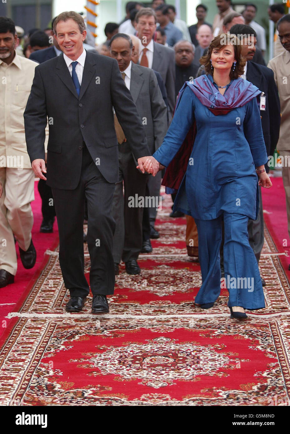 Il primo ministro britannico Tony Blair (L) e sua moglie Cherie (R) hanno fatto una tournée nel Good Governance Center di Hyderabad, India. Foto Stock