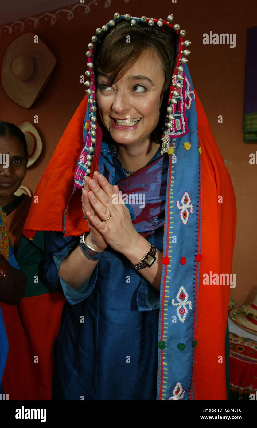 La moglie del primo ministro britannico Tony Blair, Cherie, visita una mostra di prodotti locali nel villaggio di Vattem in Andhra Pradesh, India . Il primo ministro Tony Blair ha incontrato il suo omologo indiano Atal Behari Vajpayee per discutere la tesa situazione di stallo militare tra India e Pakistan sul Kashmir. Foto Stock