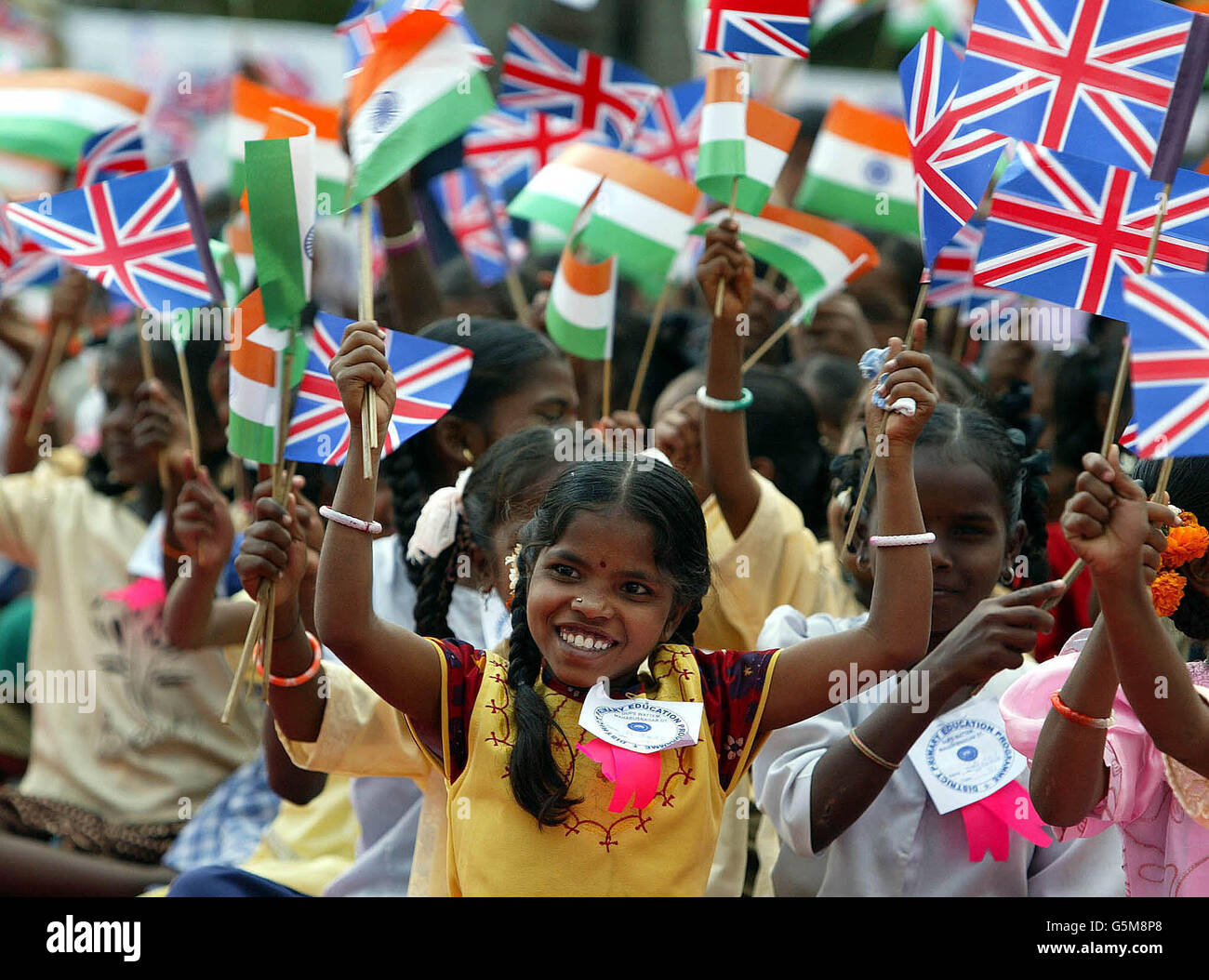 I bambini locali salutano il primo ministro Tony Blair nel villaggio di Vattem ad Andhra Pradesh, India. Il primo ministro Tony Blair ha incontrato il suo omologo indiano Atal Behari Vajpayee per discutere la tesa situazione di stallo militare tra India e Pakistan sul Kashmir. Foto Stock