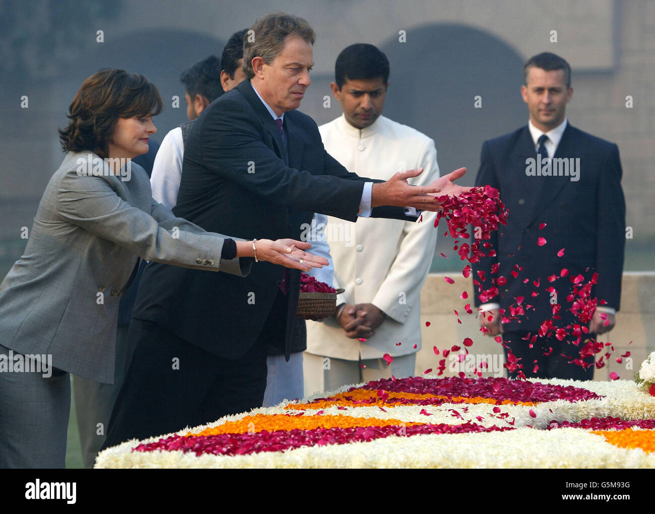 Il primo ministro Tony Blair e sua moglie Cherie spargono petali al memoriale Mahatma Gandhi a Rajghat, sulla seconda tappa del loro tour delle tre nazioni del Sud Asia. * Blair ha tenuto colloqui con il suo omologo iniano, Atal Behari Vajpayee ha tenuto colloqui sulle relazioni anglo-indiane. Foto Stock