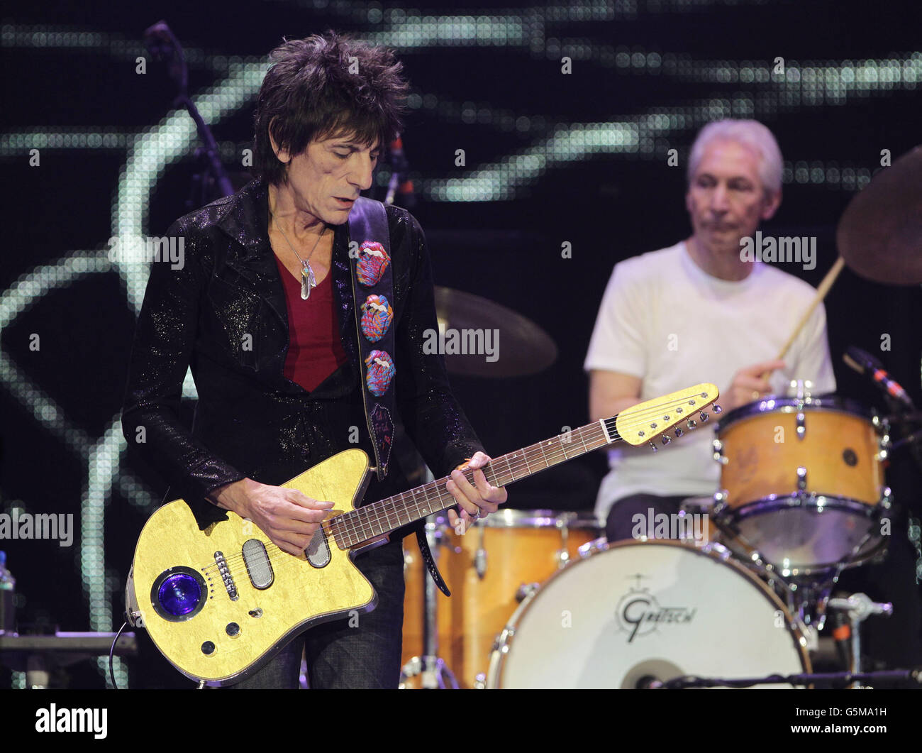 Ronnie Wood dei Rolling Stones che si esibiscono presso la O2 Arena di  Londra, come parte della loro serie di concerti per il 50° anniversario  Foto stock - Alamy