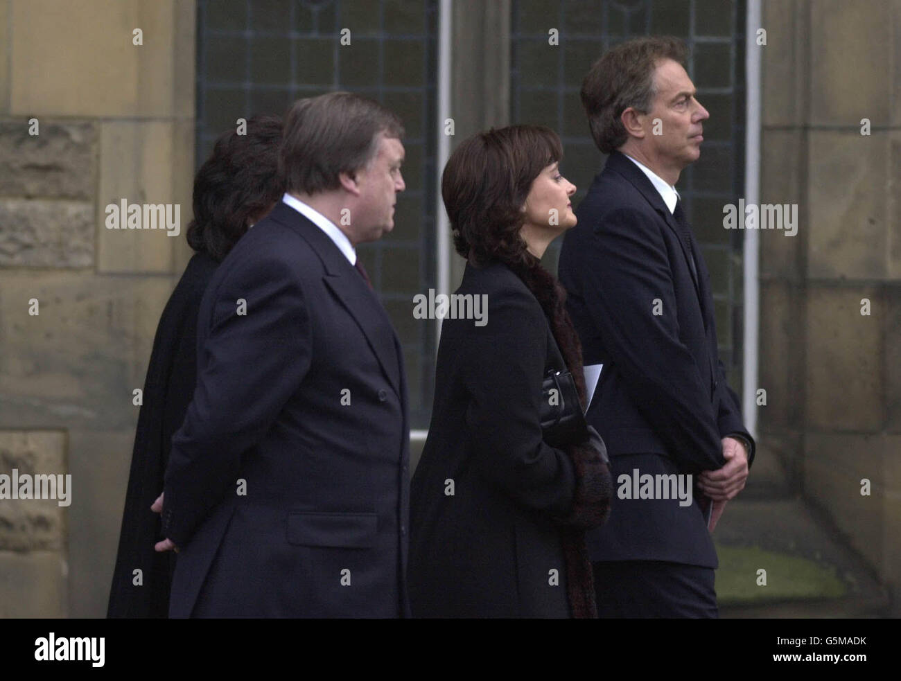 Il primo ministro britannico Tony Blair (destra) lascia, con il vice primo ministro John Prescott (2° a sinistra) e le loro rispettive mogli, Cherie (2° a destra) e Pauline, chiesa di St. Bryce a Kirkcaldy, Fife. * ... dopo i funerali di Gordon e della figlia di Sarah Brown Jennifer Jane. Foto Stock