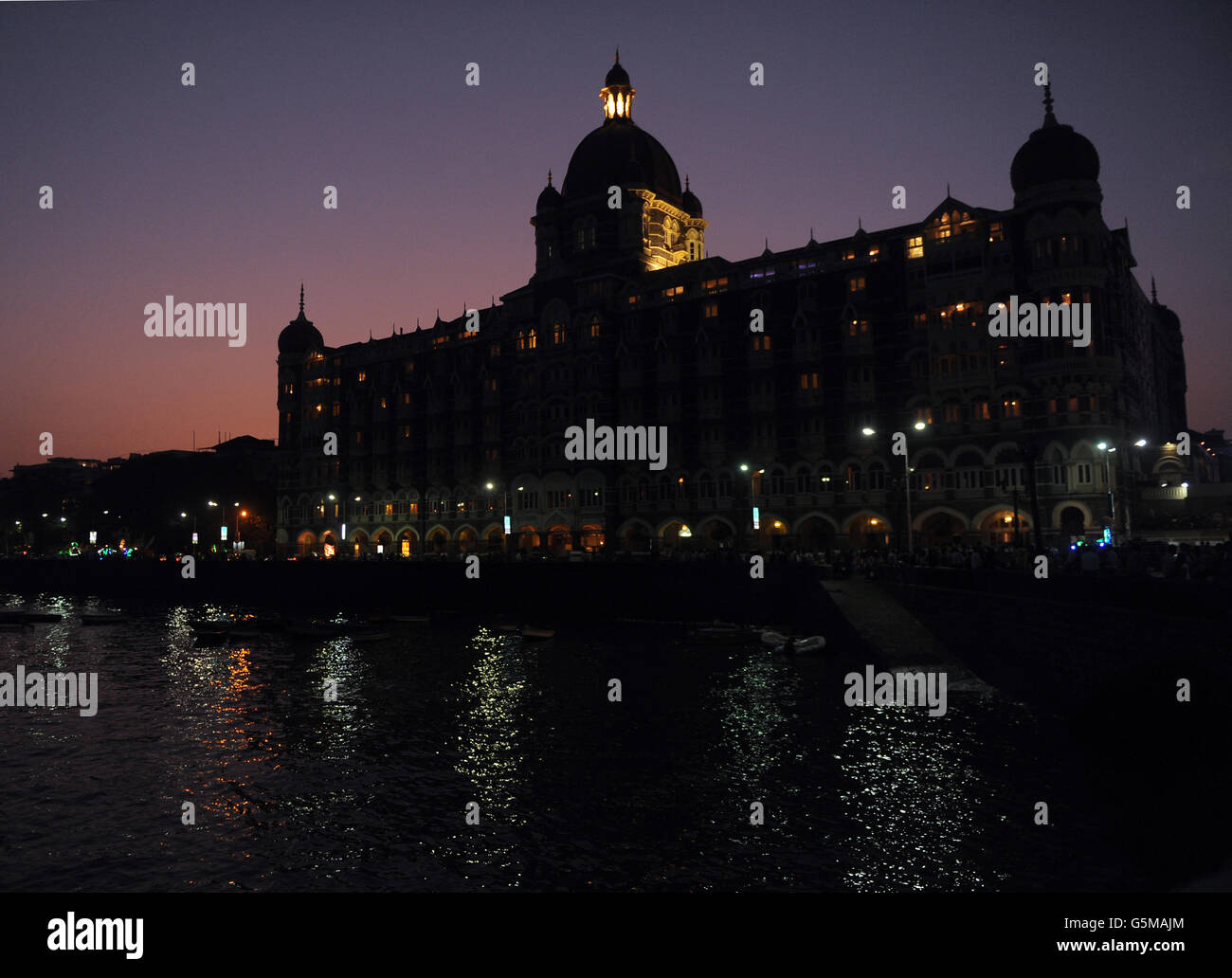 India azioni di viaggio. Il sole tramonta dietro l'hotel Taj Mahal Palace a Mumbai, India. Foto Stock