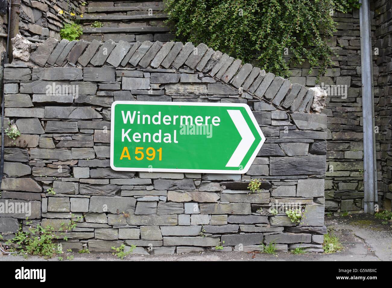 Cartello stradale di Windermere e Kendal nel distretto del lago, Inghilterra, UK travel Foto Stock