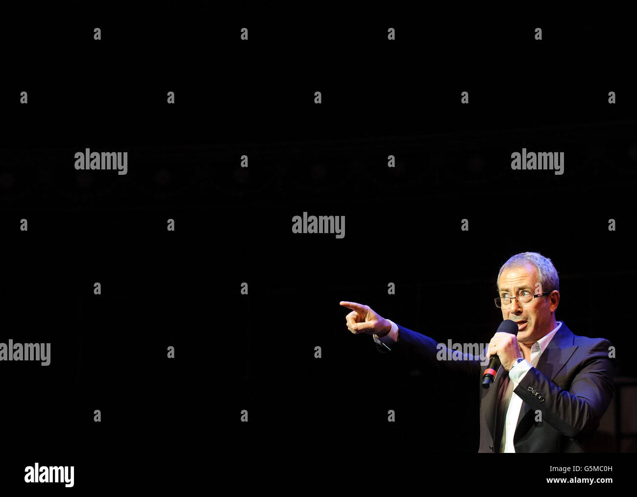 Ben Elton suona al Prince's Trust Comedy Gala 2012, presso la Royal Albert Hall, nel centro di Londra. Foto Stock