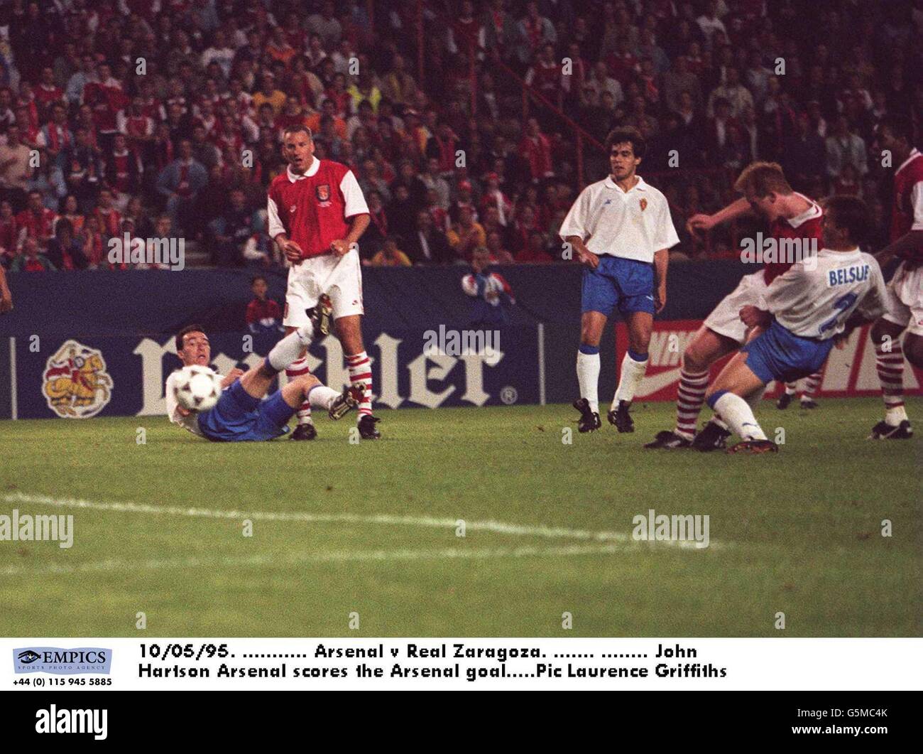 10/05/95, . Arsenal contro Real Zaragoza, , John Hartson Arsenal segna il traguardo dell'Arsenal Foto Stock