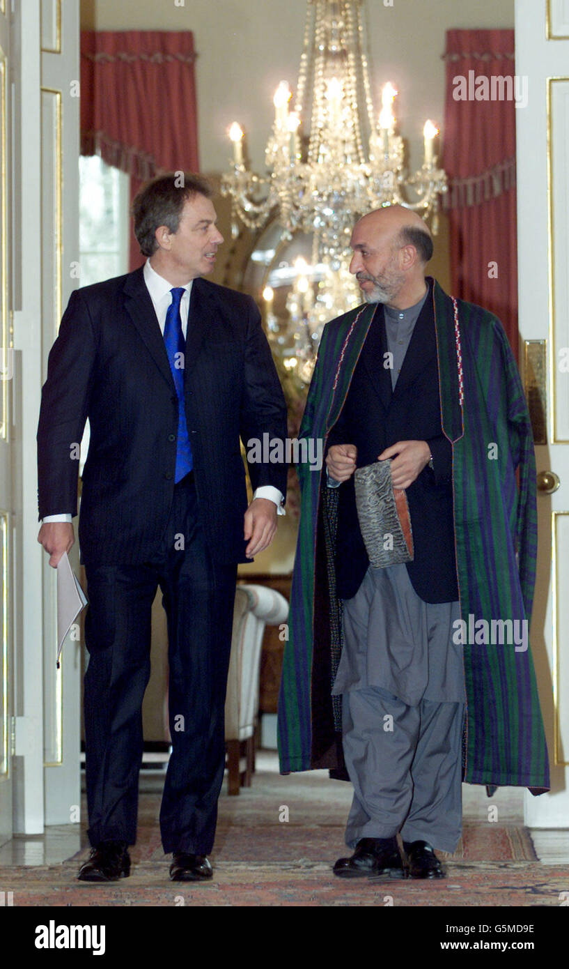 Il primo Ministro Tony Blair (L) si reca a una conferenza stampa con il leader provvisorio dell'Afghanistan Hamid Karzai a Downing Street a Londra. Foto Stock