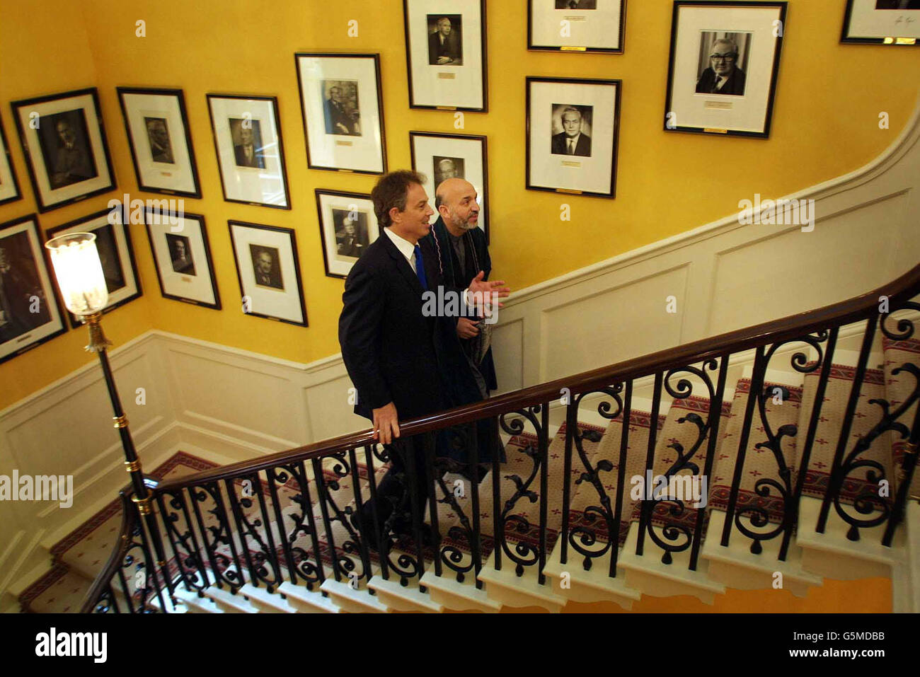 Il leader ad interim dell'Afghanistan Hamid Karzai con il primo ministro britannico Tony Blair (R) che cammina sulla scala, con le immagini degli ex primi ministri britannici alle pareti, a Downing Street, Londra, prima di avere colloqui. Foto Stock