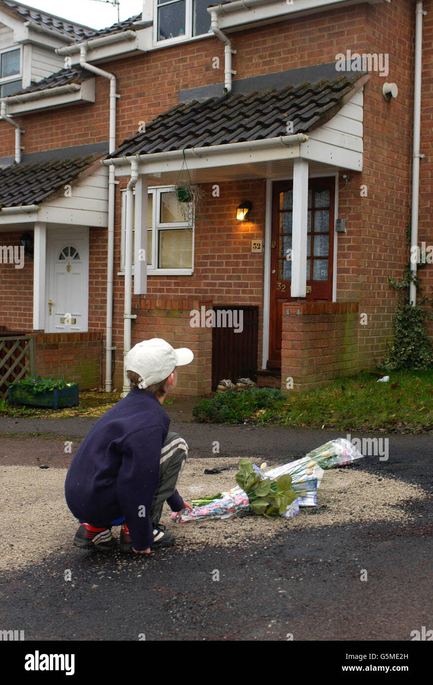 Jordan Hill, di otto anni, lascia fiori fuori casa a Colmworth vicino, leggendo, dove 2 bambini sono stati uccisi in un incendio auto. I bambini, una ragazza di tre anni e il fratello di un anno, sono stati precipitati al Royal Berkshire Hospital di Reading. *..., dopo essere stati tirati dalla macchina blazing dai loro genitori ma sono morti per le loro gravi lesioni in ospedale. Si comprende che i genitori dei bambini li hanno lasciati nel veicolo parcheggiato per alcuni minuti mentre hanno visitato gli amici. Foto Stock
