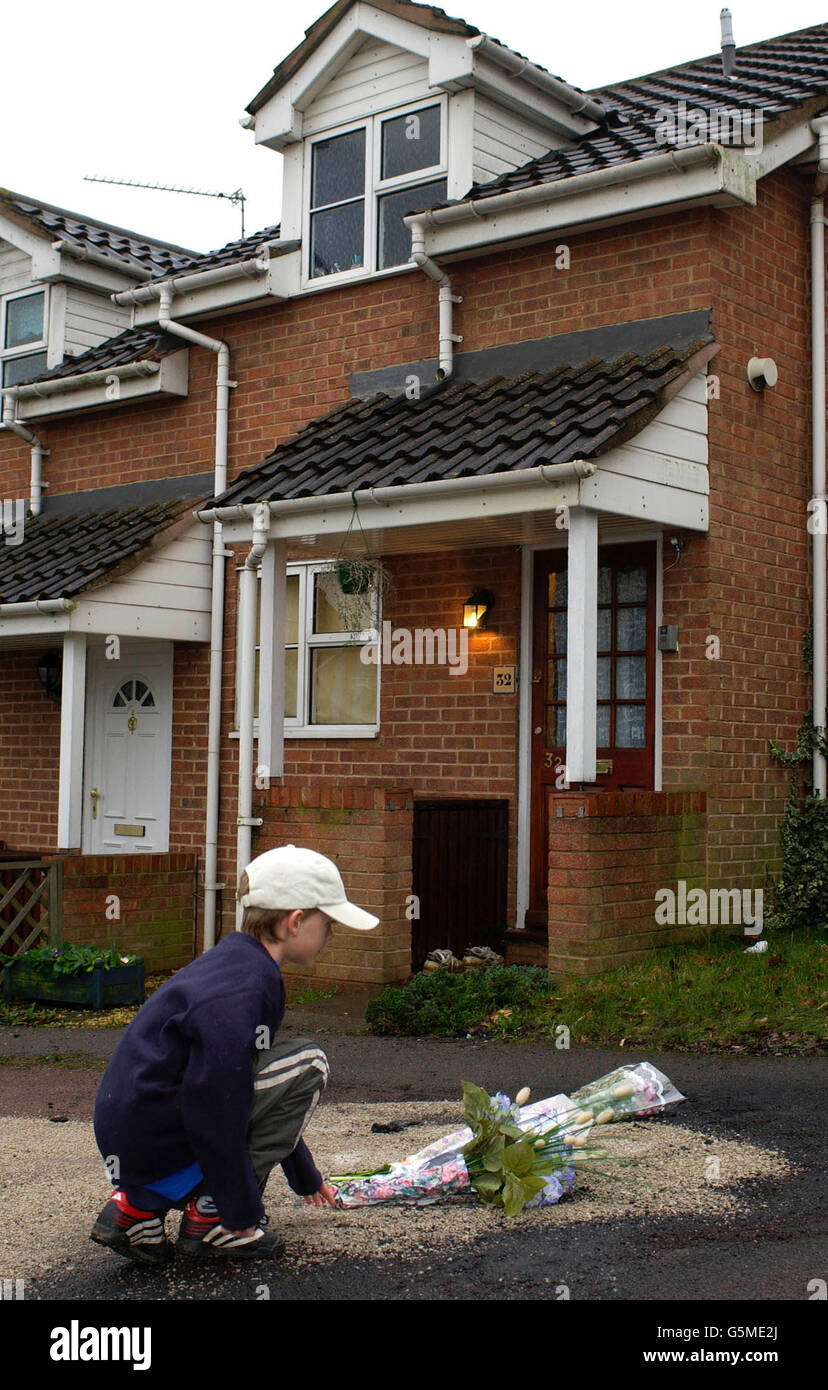 Jordan Hill, di otto anni, lascia i fiori fuori dalla casa a Colmworth vicino, leggendo, dove 2 bambini sono stati uccisi in un incendio auto. I bambini, una ragazza di tre anni e il suo fratello di un anno, sono stati precipitati al Royal Berkshire Hospital a Reading. *.., dopo essere stati tirati liberi dalla macchina sgranata dai loro genitori, ma è morto per le loro gravi lesioni in ospedale. È chiaro che i genitori dei bambini li hanno lasciati nel veicolo parcheggiato per alcuni minuti mentre visitavano gli amici. Foto Stock