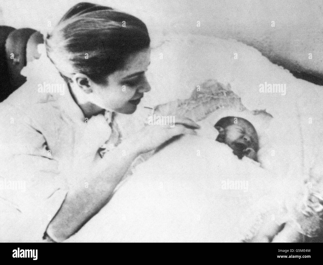 Baby Principessa Caroline Louise Marguerite e sua madre, Principessa Grazia di Monaco. La giovane principessa è nata sul peso di 8lb 3oz ed è erede del principe Rainier, che ha sposato l'ex star del cinema Grace Kelly l'anno scorso. Foto Stock