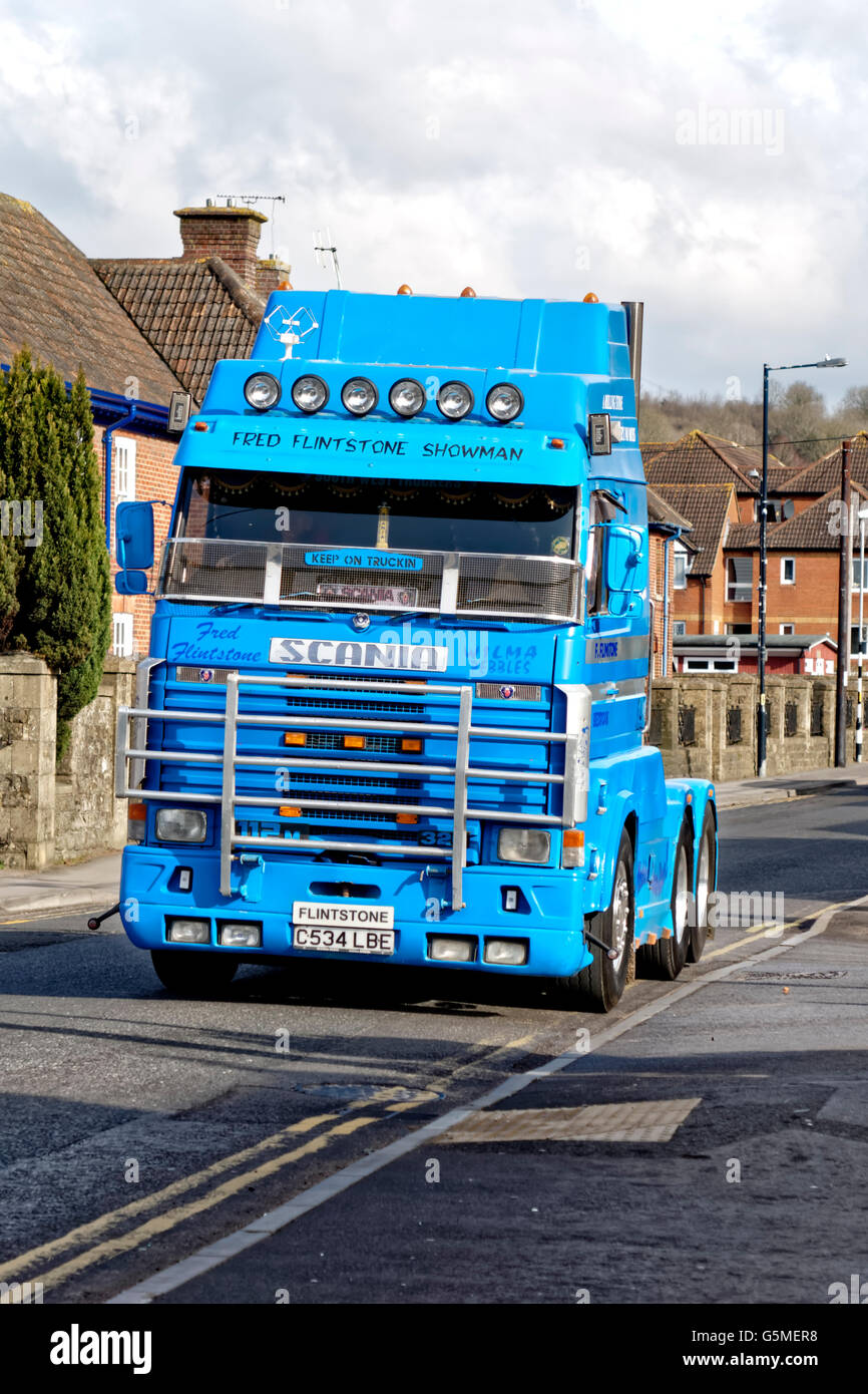 Un Scania R112M (C534 LBE) in WARMINSTER, WILTSHIRE mentre sta prendendo parte al 2016 Gillingham annata di raccolta su strada del veicolo eseguire. Foto Stock