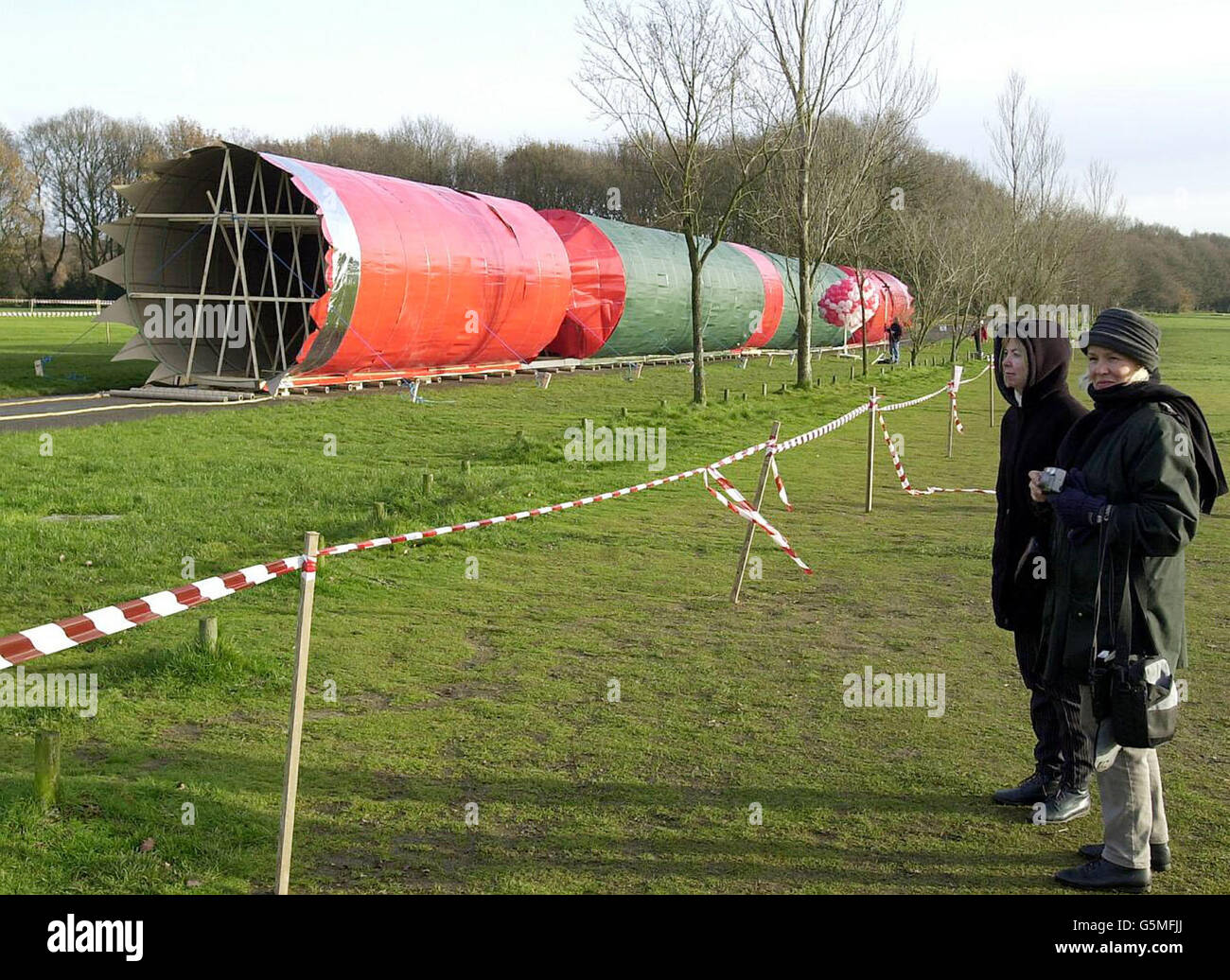 Il più grande cracker del mondo alla scuola di Ley Hill, vicino a Chesham, Buckinghamshire, come parte di un tentativo di rottura record del mondo. Il gigantesco cracker natalizio, lungo circa 40 metri e pieno di cappelli, giocattoli e scherzi tradizionali, è stato tirato da squadre composte da   persone. * il suo contenuto è sgranato e versato, assicurandosi un posto nel Guinness Book of Records per il più grande cracker mai tirato. Foto Stock