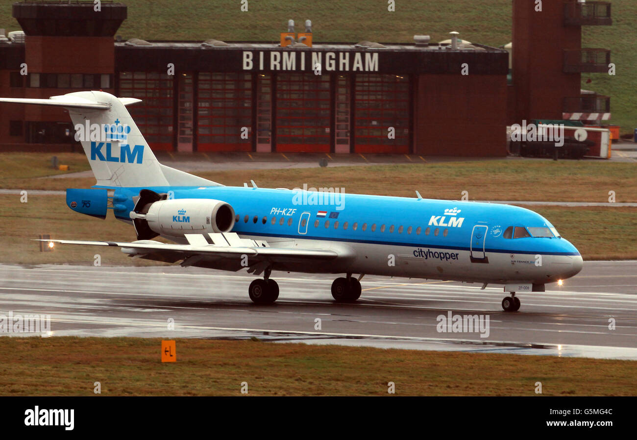 KLM Airlines Fokker 70 atterra all'aeroporto internazionale di Birmingham. Foto Stock
