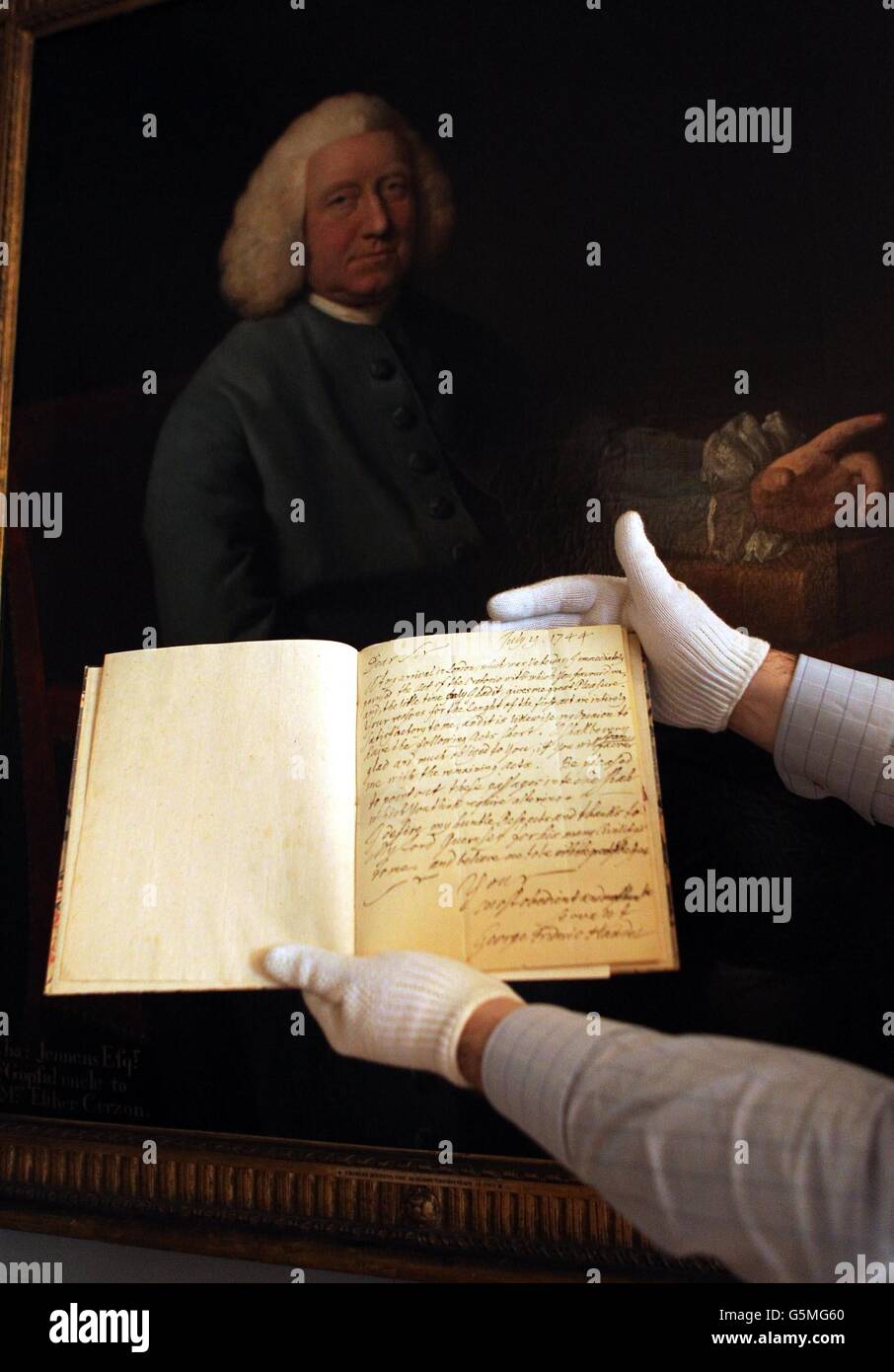 Martin Wyatt, vicedirettore del Museo della Casa di Handel, ha una lettera scritta da Handel a Charles Jennens davanti ad un ritratto di Charles Jennens, ad una fotocellula per l'uomo dietro il Messia, la prima esposizione sul collaboratore segreto di Handel Charles Jennens, presso l'Handel House Museum, Londra. Foto Stock