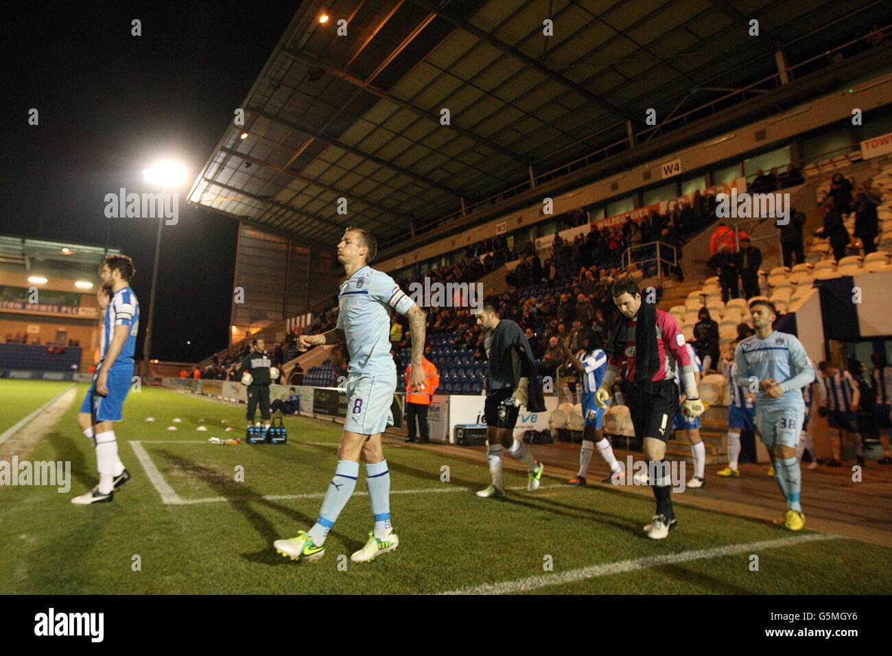 Carl Baker (al centro a sinistra), capitano della città di Coventry, guida il suo fianco per la partita contro Colchester United Foto Stock