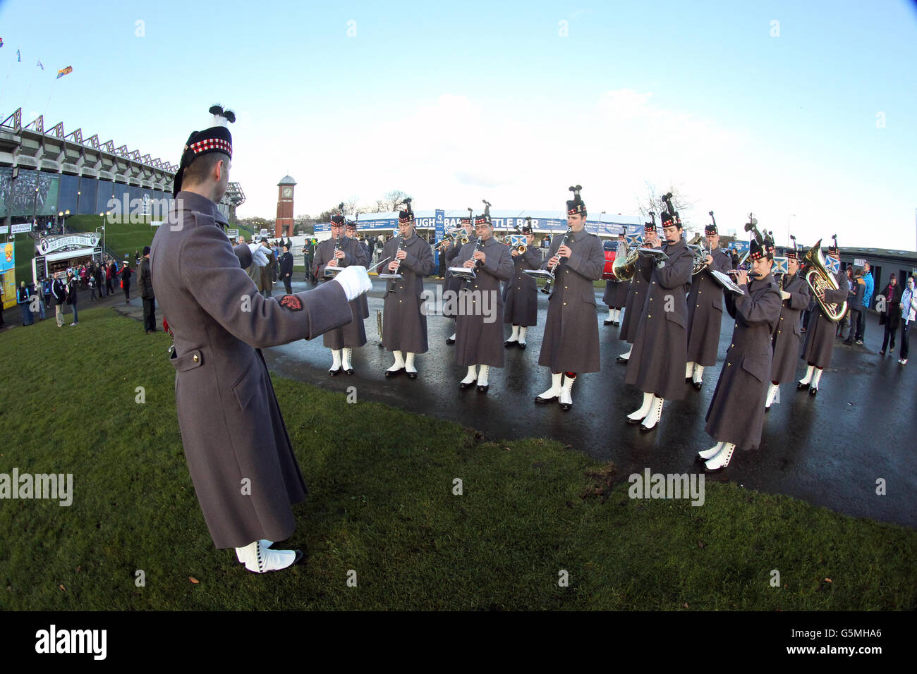 Rugby Union - EMC Test - Scozia / Sudafrica - Murrayfield. Una band militare intrattiene i fan fuori Murrayfield Foto Stock