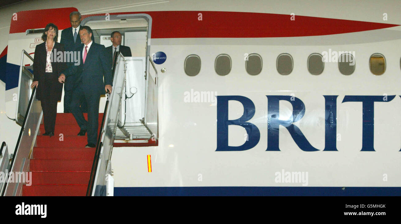 Il primo ministro britannico Tony Blair e sua moglie Cherie arrivano in Bangladesh all'inizio di un tour di tre nazioni di una settimana nell'Asia meridionale. Foto Stock