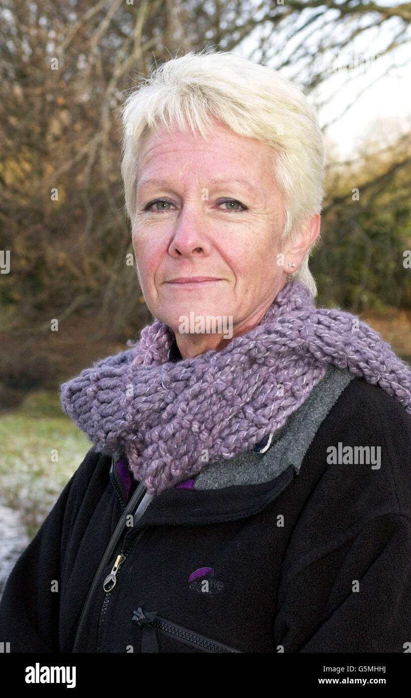 Trish Flint, 50 anni, originario di Swansea nel Galles meridionale, si pone nel St JaME's Park nel centro di Londra, prima di un'intervista radiofonica con Saga radio presso la loro sede centrale di Londra. *...Trish sta lavorando come volontario dei servizi volontari d'oltremare (VSO) sull'isola di Lamu in Kenya ed è uno di sei volontari scelti per essere protagonista di una serie televisiva di realtà che mira a catturare la sfida di lavorare e vivere in una cultura straniera. Il primo episodio della mostra in sei parti intitolato 'VSO Making A Difference' inizia domenica 6 gennaio 2002 alle 12:00 su ITV. Foto Stock