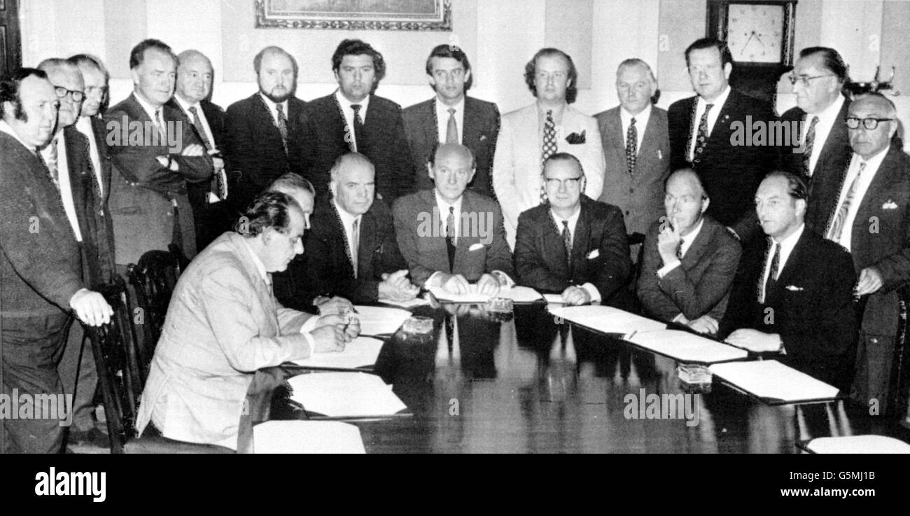 Il primo ministro irlandese Jack Lynch (centro seduto) con i membri del suo governo e del deputato dell'opposizione Ulster che si sono incontrati per i colloqui a Dublino. Foto Stock