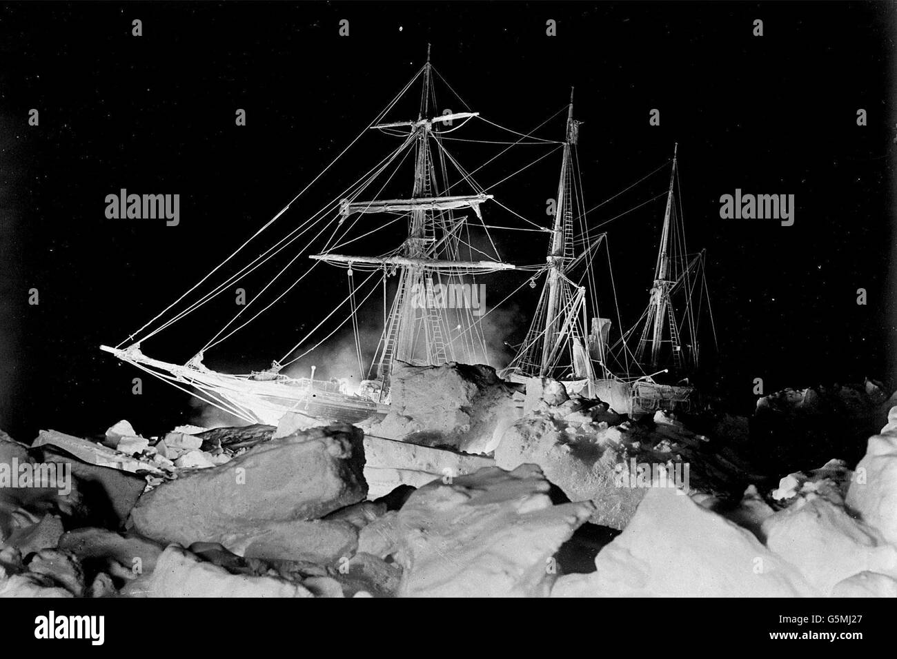 La nave di Sir Ernest Shackleton, la 'Endurance' nel Mare di Weddel, Antartide. Una fotografia invernale con una torcia che mostra gli enormi blocchi di ghiaccio che minacciavano di schiacciarla. La nave infine affondò il 27 ottobre 1915 dopo due mesi di pressione costante dalle galleggianti di ghiaccio. Foto Stock
