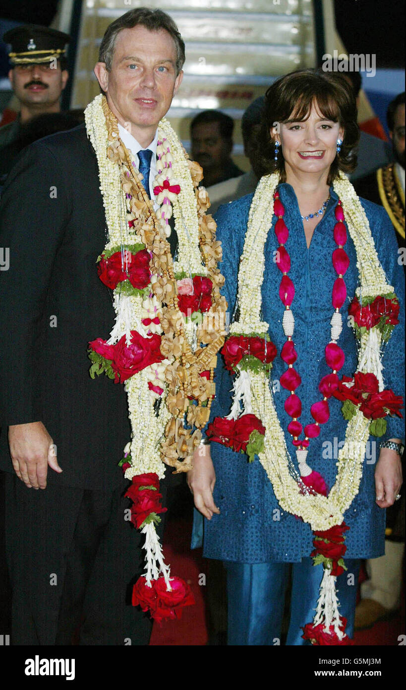 Il primo ministro britannico Tony Blair e sua moglie Cherie arrivano a Bangalore, India, come parte della loro visita di sette giorni nella regione. Foto Stock