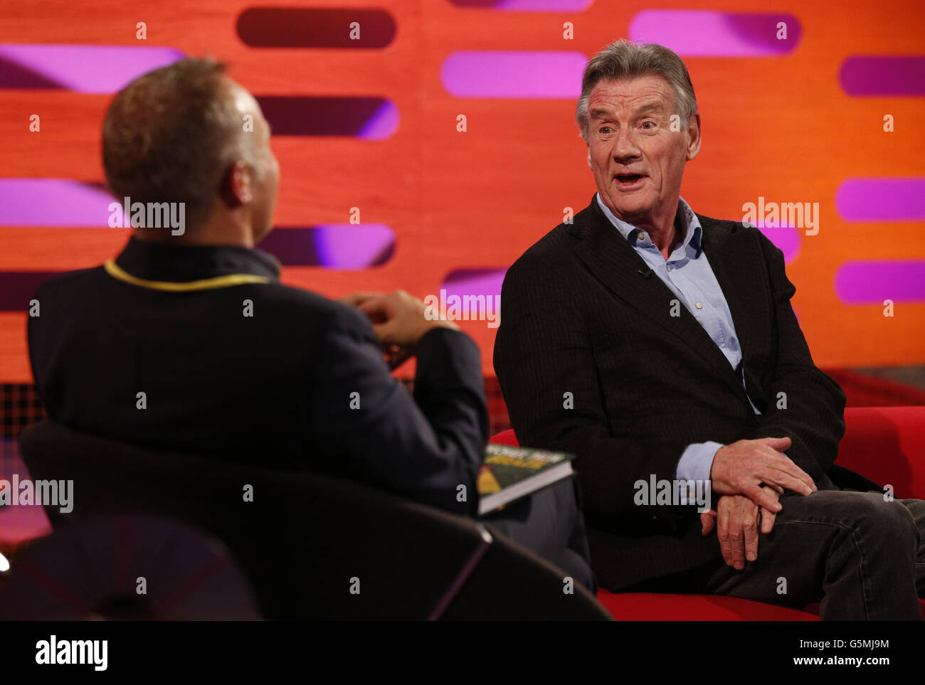 (Da sinistra a destra) il presentatore Graham Norton e Michael Palin, durante le riprese del Graham Norton Show presso i London Studios, a sud di Londra, saranno trasmessi sulla BBC One venerdì sera. Foto Stock