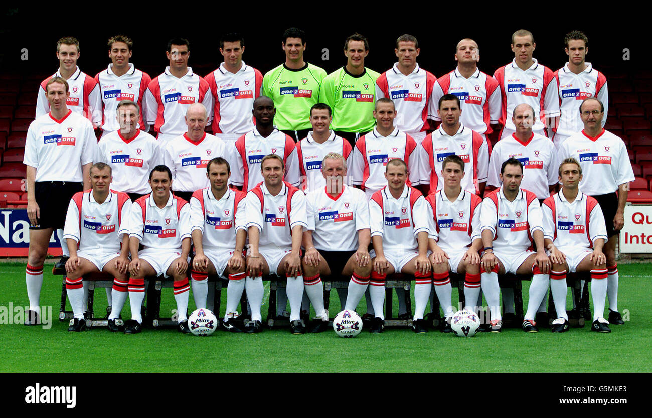 Rotherham FC 2001/2001 L-R (Indietro) Chris Sedgwick, Rob Scott, Richard Barker, Alan Lee, Mike Pollitt, Ian Grey, Chris Swailes, Guy Branston, David Artell, Andy Monkhouse. (Medio) Alan Knill, John Bilton, Mick Hennigan, Marvin Bryan, Chris Beech, Nick Daws, Stewart Talbot, Ian Bailey, Dennis Circuit. (Fronte) Trevor Berry, Paul Hurst, Paul Warne, Kevin Watson, Ronnie Moore (responsabile), Mark Robins, Rhodri Jones, Darren Garner, Danny Hudson. Foto Stock