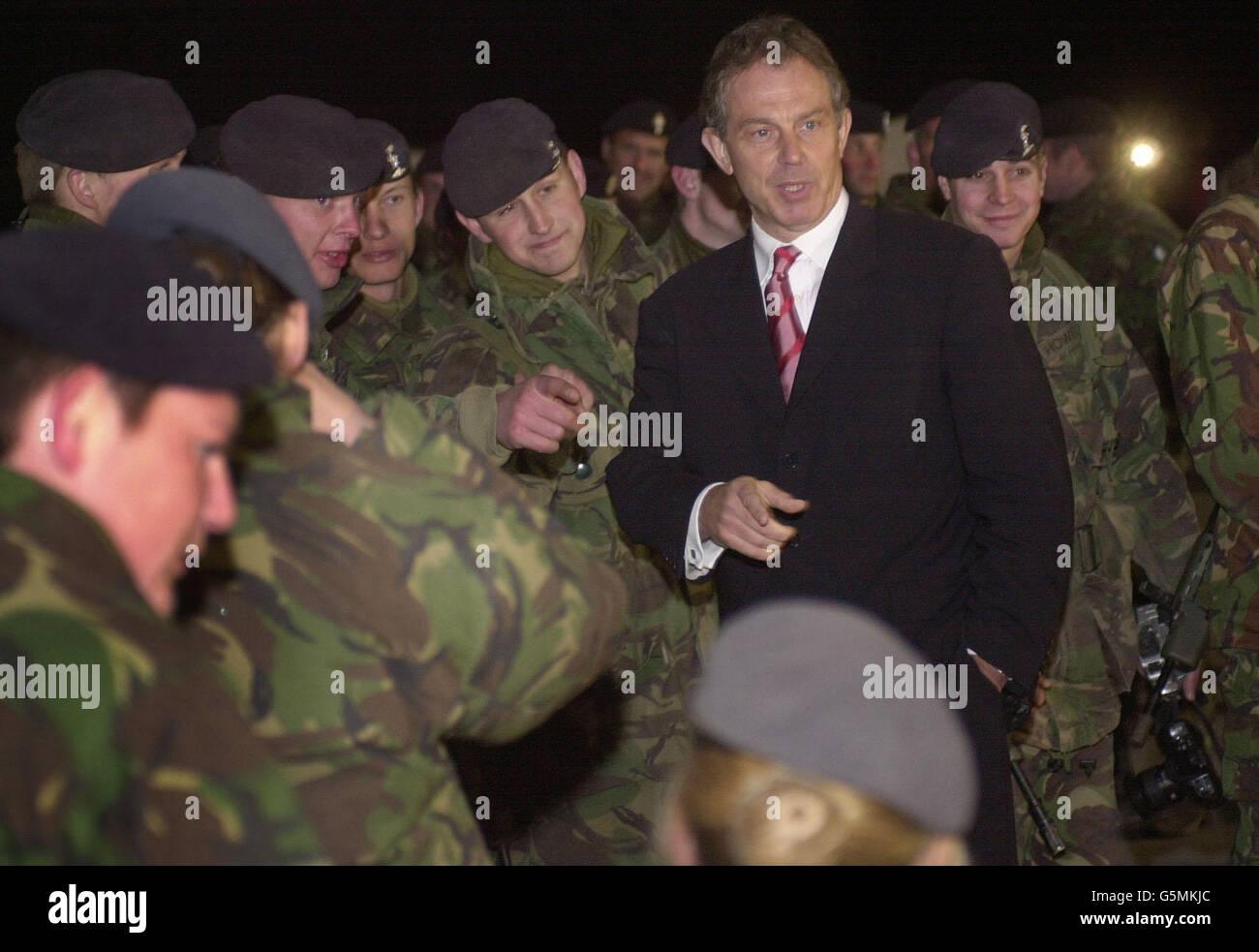 Il primo ministro britannico Tony Blair incontra i soldati britannici alla base aerea di Bagram in Afghanistan. Foto Stock