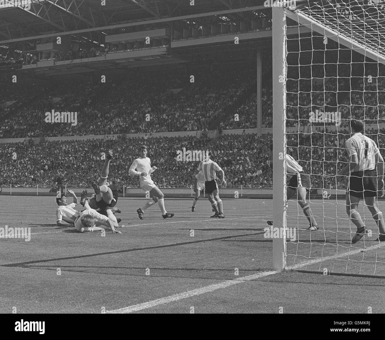 Giocatore argentino (a righe) e un giocatore inglese (camicia bianca) in un mix con il portiere argentino Roma a Wembley il sabato. L'Inghilterra ha battuto l'Argentina 1-0 durante la Coppa del mondo. Foto Stock