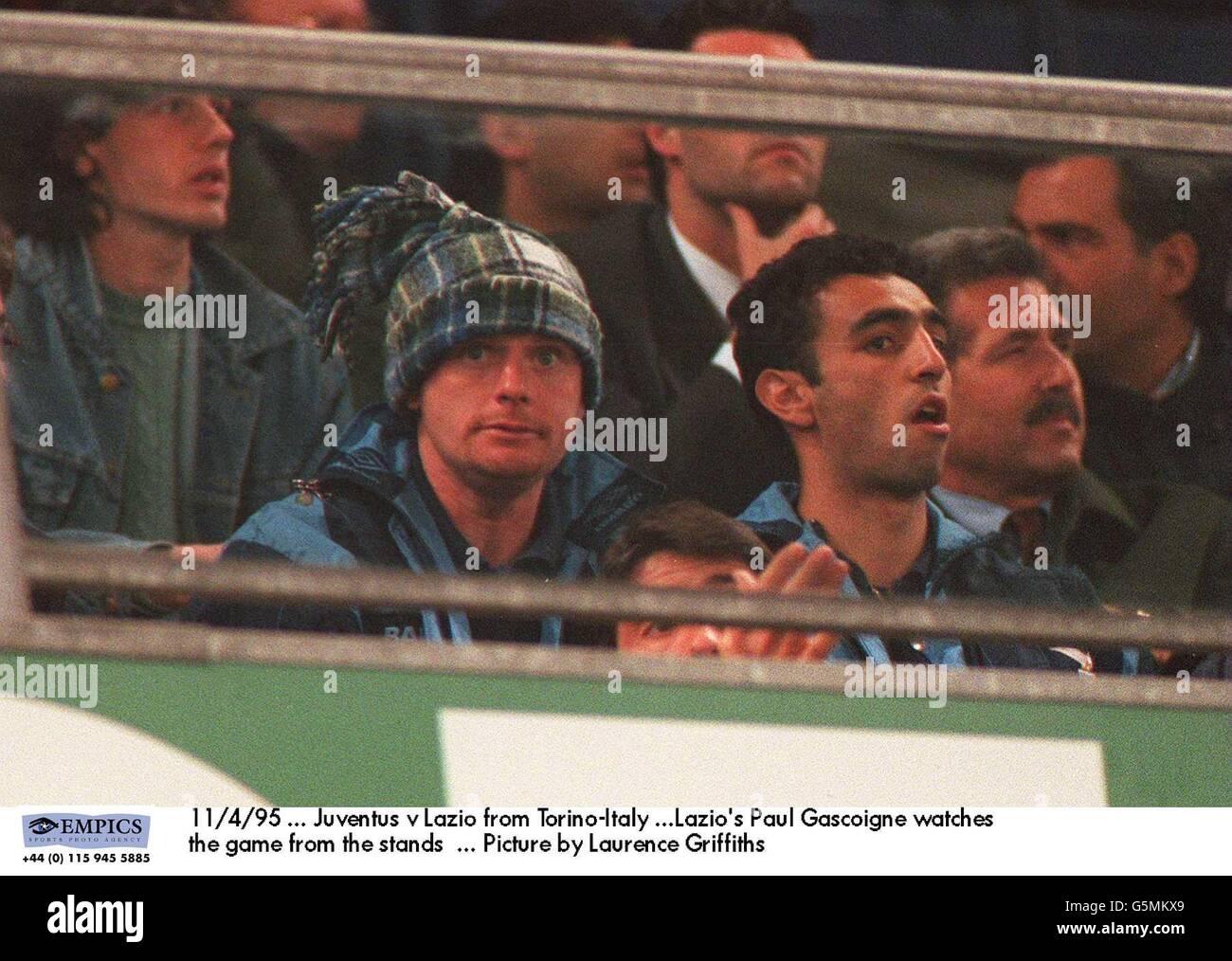 11/4/95 ... Juventus v Lazio da Torino ...il laziale Paul Gascoigne guarda il gioco dagli stand ... Foto di Laurence Griffiths Foto Stock