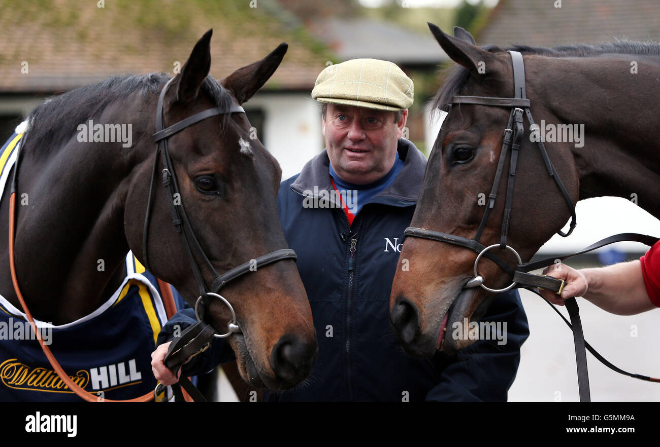 Allenatore Nicky Henderson con Long Run (a sinistra) e Finian's Rainbow (a destra) alle sue sette scuderie, Lambourn. Foto Stock