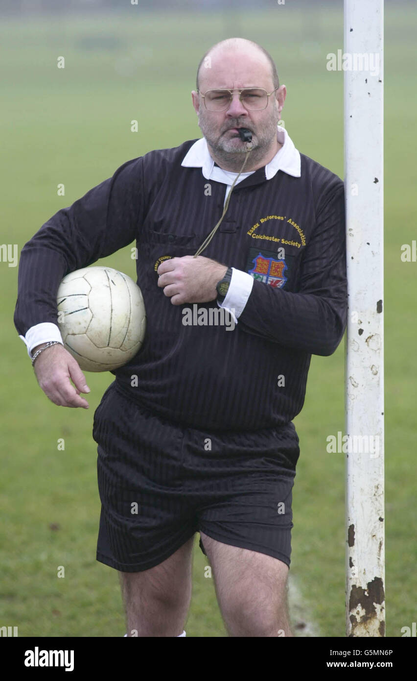 L'ex arbitro Brian Savill, 47 anni, di Colchester, Essex, che si è dimesso dopo che la fa lo ha sospeso a seguito di una partita tra Wimpole 2000 e Earls Colne riserve in cui ha segnato un gol per Wimpole, che stavano perdendo 18-1, lo scorso settembre. * il sig. Savill, un manager della Royal Mail, ha contestato l'accusa di cattiva condotta portando il gioco in discredito in occasione di un'audizione presso il quartier generale della contea di Chelmsford l'8 gennaio, quando il caso è stato dimostrato contro di lui. Ha detto che la fa ha dimostrato che non aveva senso dell'umorismo dopo che ha imparato il risultato di un'audizione, e ha sostenuto il gol che ha segnato, è stato fatto nel migliore dei casi Foto Stock