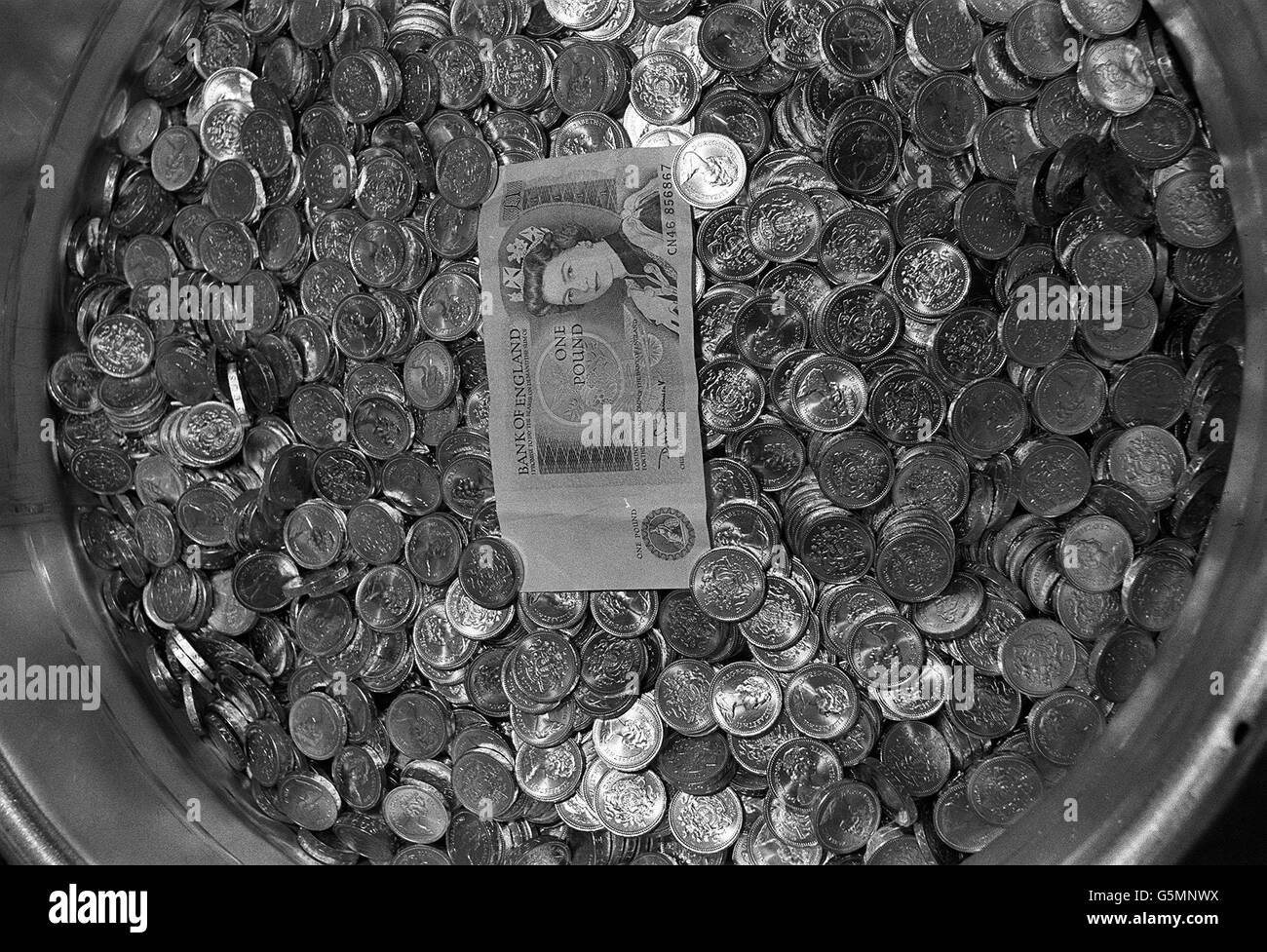 Le nuove monete da sterlina con la vecchia nota laghetto che sarà sostituita il 57° compleanno della Regina il 21 aprile. Foto Stock