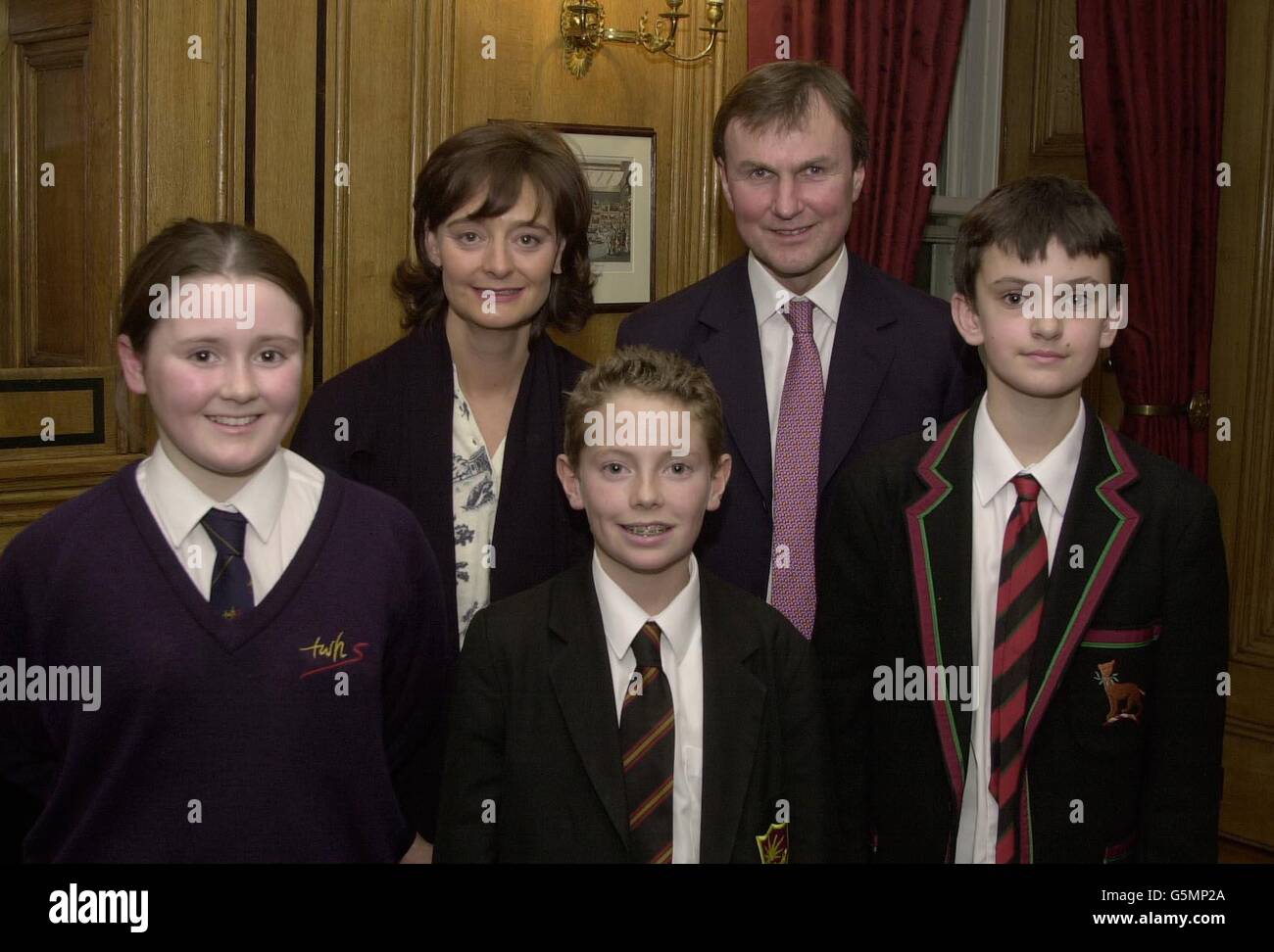 La moglie del primo ministro Cherie Blair con Archie Norman MP per Tunbridge Wells, al numero 10 di Downing Street questa sera. Il deputato del Kent era con 3 dei suoi giovani costituenti (da sinistra a destra) Natasha Hawkey, Saul Rivers e Nicholas Phillips per il tè e chiacchierare con la signora Blair. Foto Stock