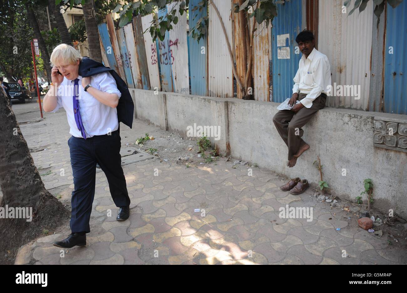 Il sindaco di Londra Boris Johnson fa una passeggiata per le strade di Mumbai oggi dopo aver giocato a cricket con i ragazzi delle scuole locali di Mumbai sulla spiaggia di Juhu. Foto Stock