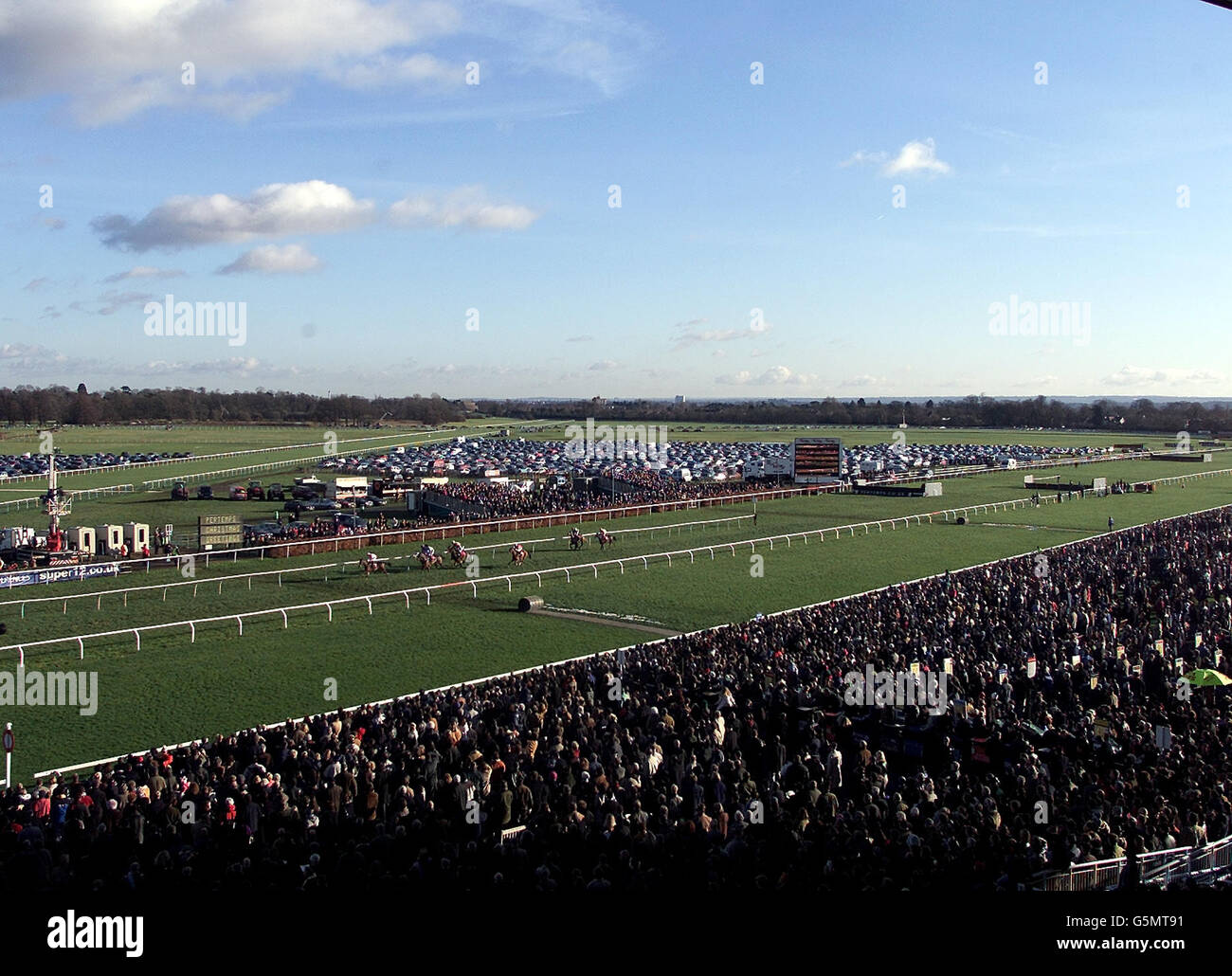 Corse ippiche - Vista generale. Vista generale sull'ippodromo di Kempton. Foto Stock